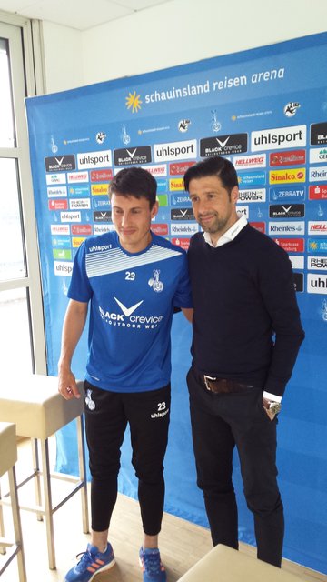 Fabian Schnellhardt wird als Spieler der Saison geehrt. Spieler und Trainer sind beide stolz auf die Auszeichnung