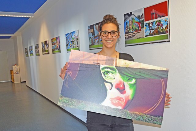 Giuseppina Cagna, Jugendgerichtshelferin aus Heiligenhaus, hat mit einer Ausstellung dokumentiert, welche Kunstwerke im Rahmen der Graffiti-Projekte schon entstanden sind.