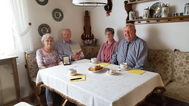 Karl-Heinz Issner (2.v.l.), der hier neben seiner Ehefrau Else (l.) sitzt, konnten die IGBCE-Vertreter Heidi Nürnberger und Hans-Jürgen Unterkötter daheim zum 70-Jahr-Jubiläum gratulieren.