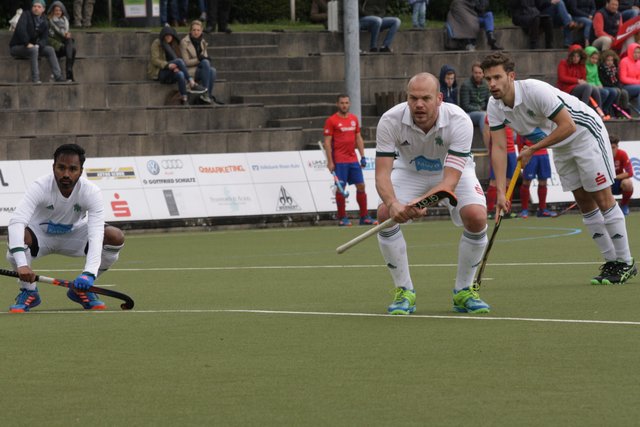 Thilo Stralkowski (mitte) erwartet eine kurze Ecke. Keegan Pereira (re) und Timm Herzbruch beobachten die Szene.