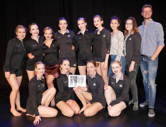 Die Tänzerinnen der "Dancing Rebels" mit ihrem Choreografen und Trainer Sebastian Spahn.