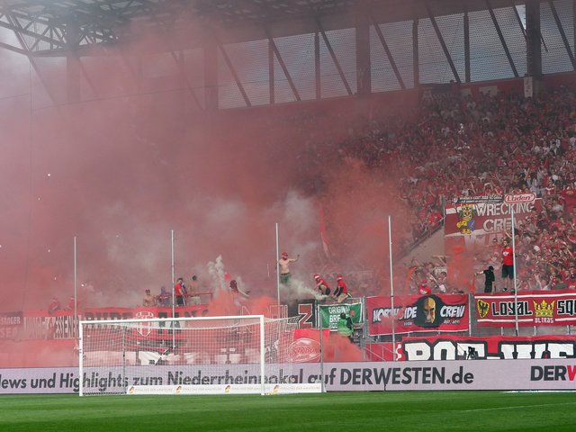 Kurze Pause: Wegen Pyros aus beiden Richtungen gab‘s zehn Minuten Spielunterbrechung.