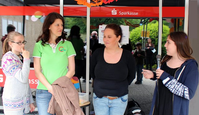 Kerstin Bade-Albert mit Tochter  (Dr. Coens Apotheke Berliner Allee), Johanna Dörr (Falken Kinderclub) und Infos zur Spielebox gab es von Michelle Yetan (Falken Kinderclub).