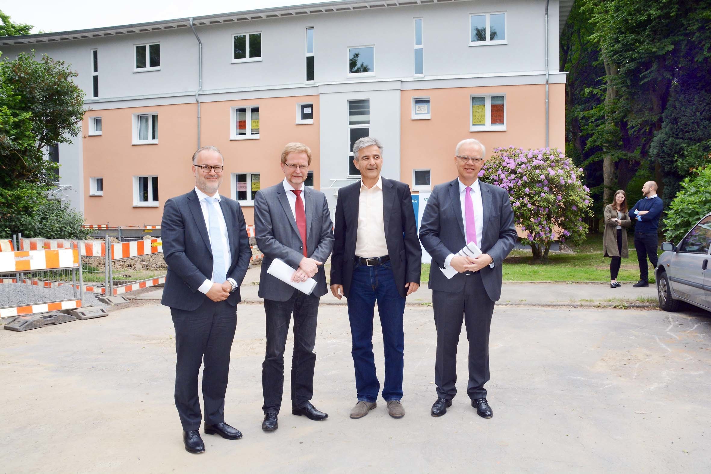 Die Präsentation der Dachaufstockung an der Blankensteiner Straße: (v..l.) Arnd Fittkau, Regional-Regional-Geschäftsführer Vonovia, Ludger Wilde und Thomas Böhm, Stadt Dortmund, und Ralf Peterhülseweh, Regionalleiter Vonovia.