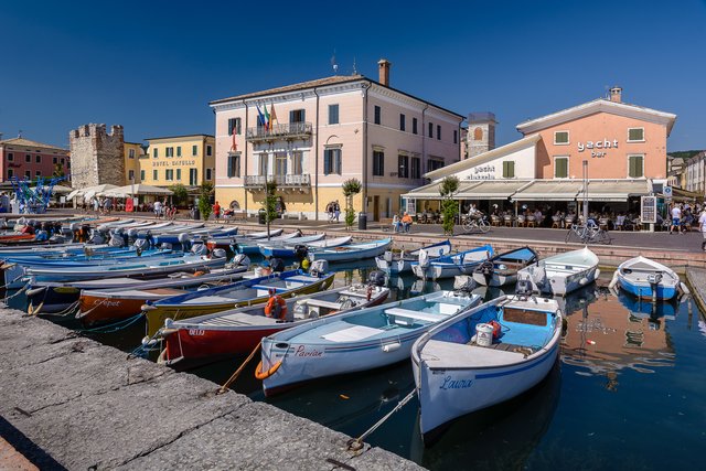 Ein kleines Hafenbecken für Fischerboote vor der Uferpromenade