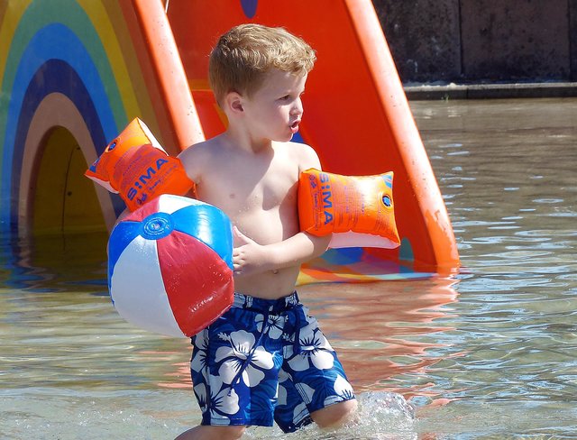 17.05.2017 alle fotografierten waren mit ner Veröffentlichung einverstanden
ab 10 h Freibad Froschloch , Feature, (Frau heckmasnn von der Sportwelt weiß Bescheid), vielleicht nachmittags am vollsten
Copyright Andreas Klinke
Alle Rechte beim Urheber
Veroeffentlichung honorarpflichtig zzgl 7% MWST
BLZ. : 44050199
KtNr.: 021004243
Stadtsparkasse Dortmund
