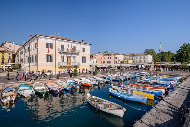 Ein kleines Hafenbecken für Fischerboote vor der Uferpromenade