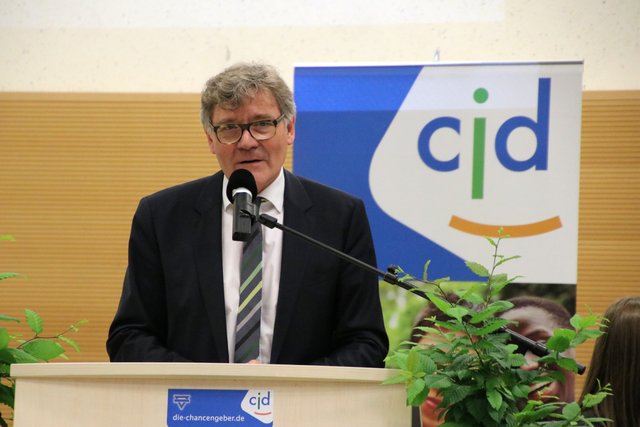 Siegmund Ehrmann, Mitglied des Deutschen Bundestages hielt die Festansprache beim Festakt in der Mehrzweckhalle des CJD Berufsbildungswerk Niederrhein. Foto: CJD