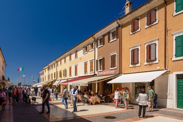 Diese Straße führt vom Ufer in die Altstadt