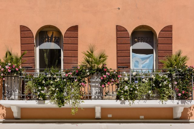 Typische Fenster- und Balkon-Anblicke der italienischen Architektur am Gardasee