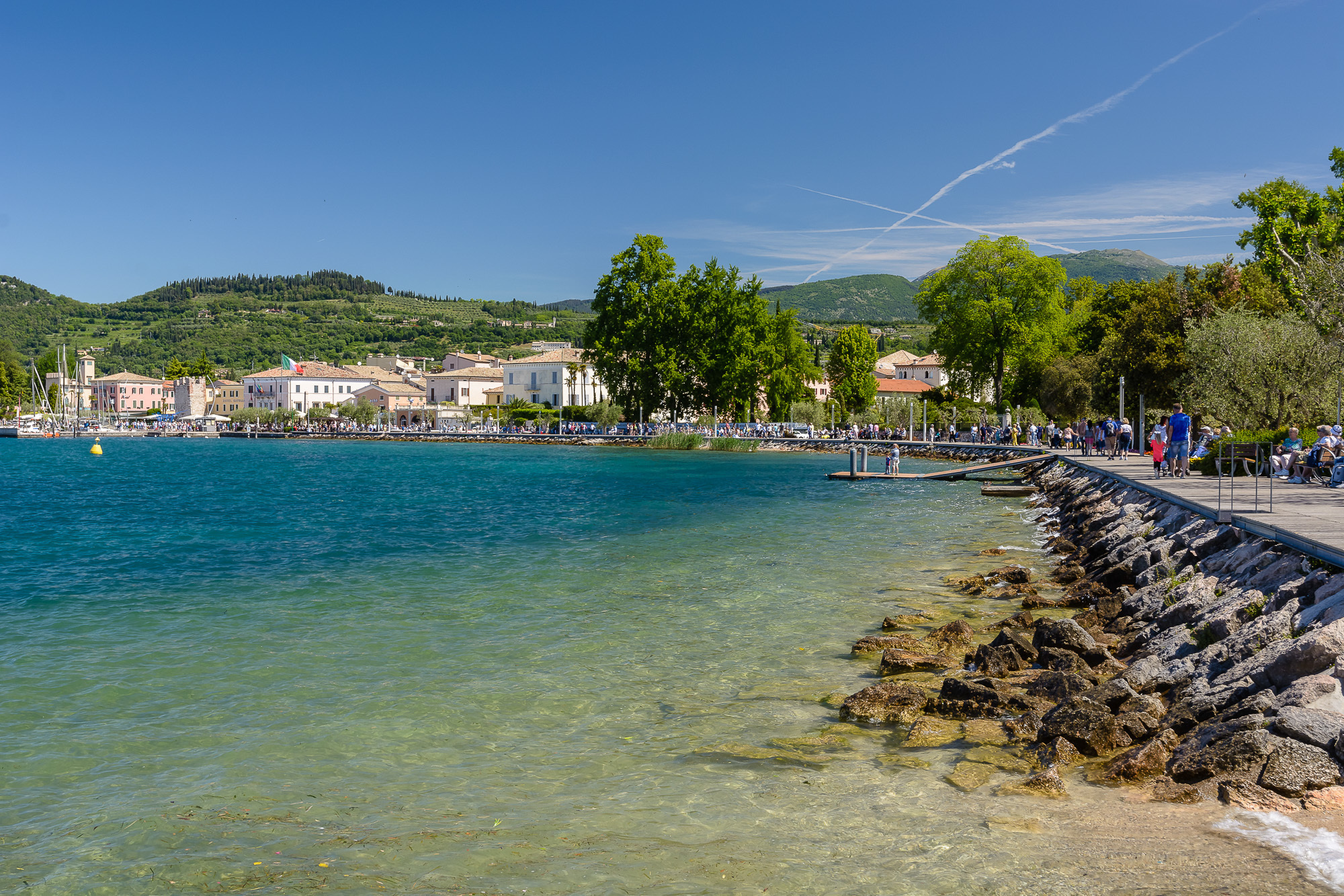 Vom Süden her kommend nähern wir uns über die Promenade dem Ort Bardolino