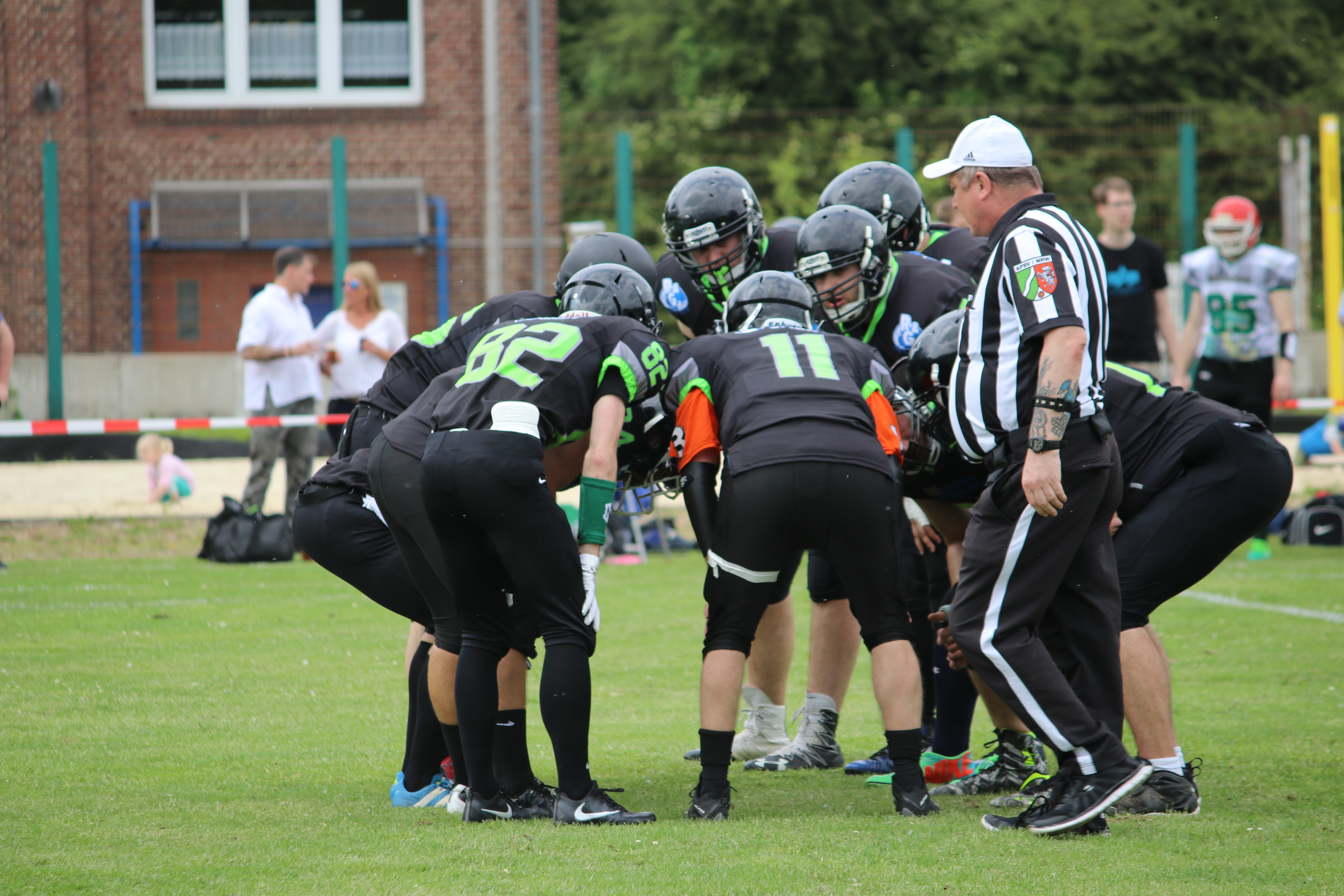 Die Offense der Herne Black Barons bespricht den nächsten Spielzug