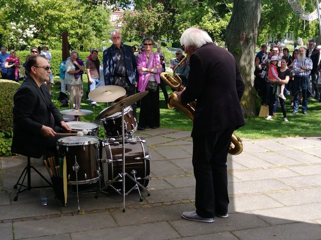 Patrick Manzecchi (Schlagzeug) und Bernd Konrad (Saxophon) sorgten für den musikalischen Brückenschlag.