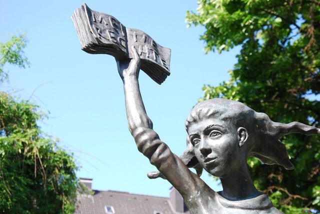 Die Skulptur "BalanceAkt-Kinderrechte" steht im Ferdinand-David-Park.