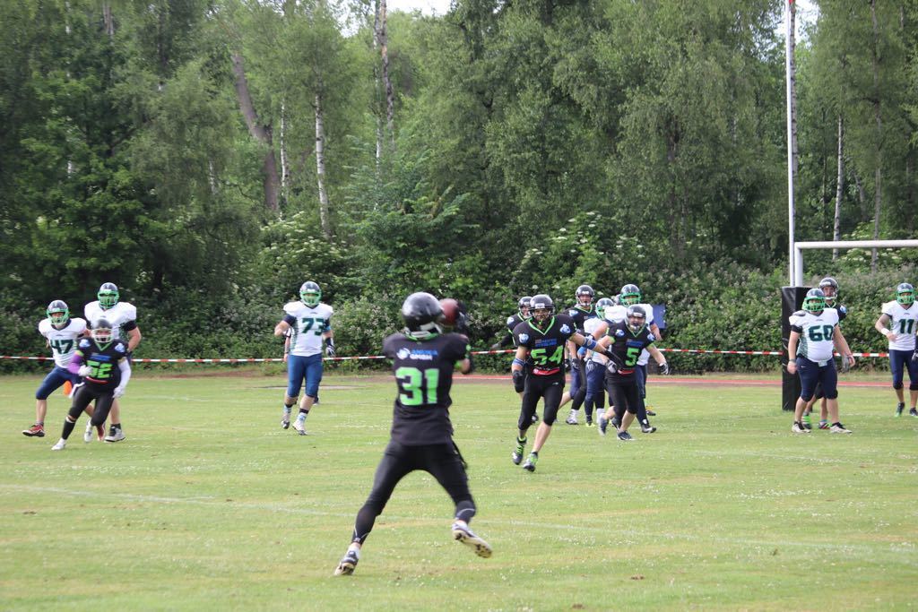 Cornerback Markus Grimberg fängt den Pass der Duisburger ab...