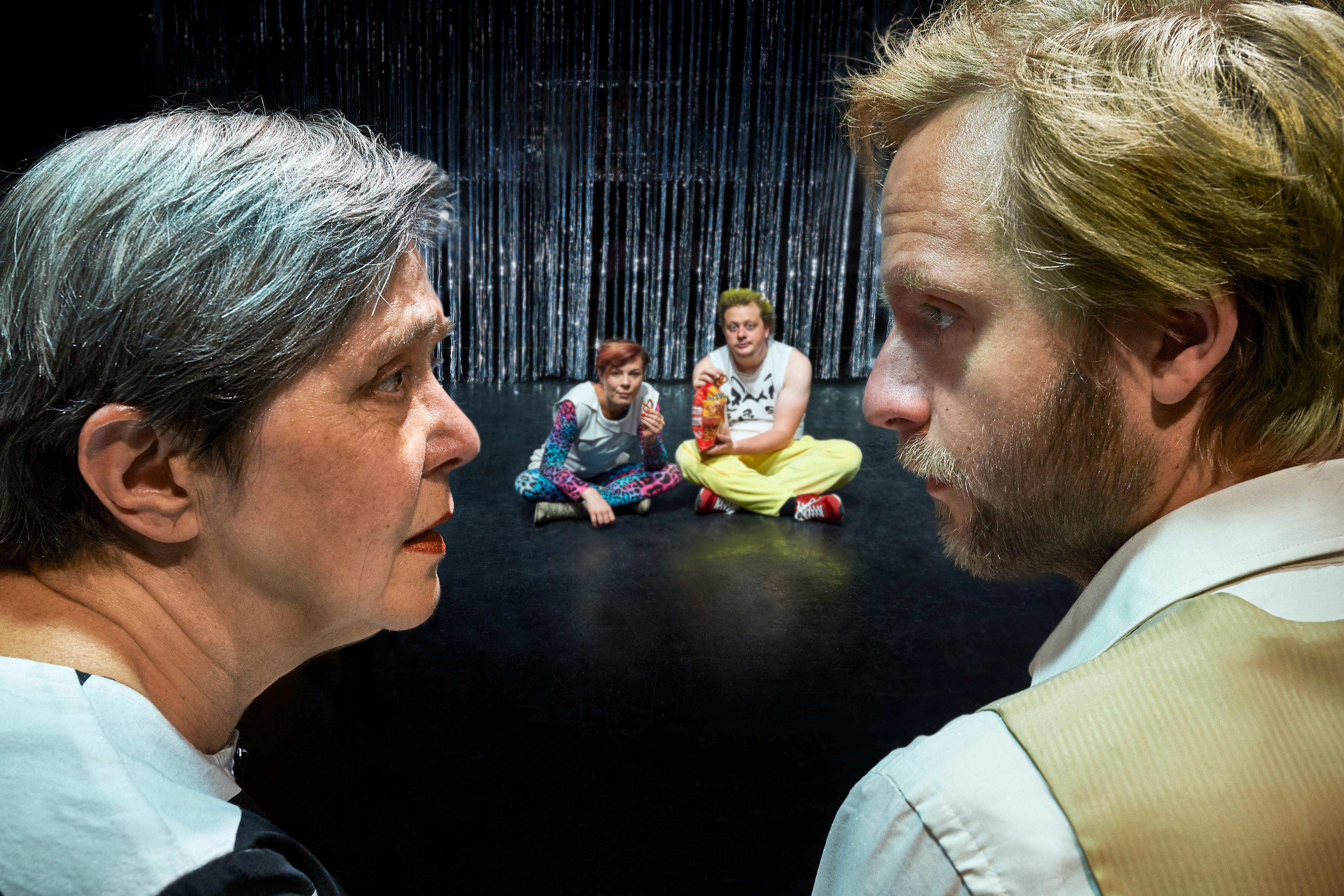 Emmi (Doris Plenert) und Ali (Linus Ebner) werden von ihren Mitmenschen (im Hintergrund Anne Hoffmann und Maximilian Strestik) kritisch beäugt.