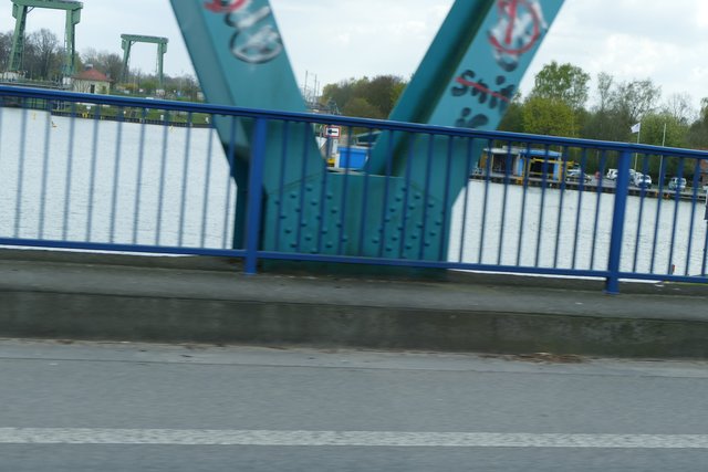 Schiffshebewerk im Hintergrund