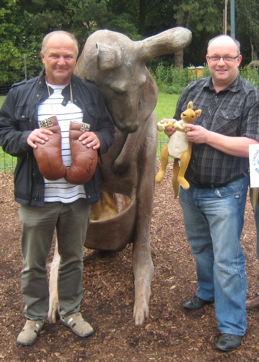 Zoo-Direktor Dr. Frank Brandstätter (rechts) mit dem DBS-Maskottchen "Rocky". Links daneben DBS-Geschäftsführer Mathias Burchardt.