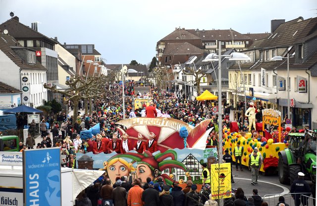 Der Wagen des Gromoka-Elferrates nimmt am Rathaus-Vorplatz die Kurve von der Krischer- in die Altes Schulstraße, gefolgt von der Baumberger Hippegarde. | Foto: Thomas Spekowius