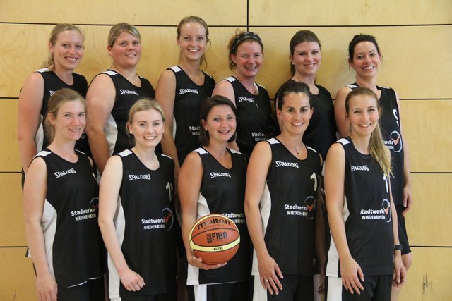 Unser Foto zeigt (hinten, von links): Jasmin Reichardt, Christin Sluiters, Anika Tönnissen, Kristina Derks, Sara Reichelt, Sabrina Gossens; sowie (vorne, von links): Frauke Borgmann, Mona Evers, Janina Verhaag, Franziska Martens, Christine Berson; es fehlen: Victoria Schubert und Anne Gerritzen.