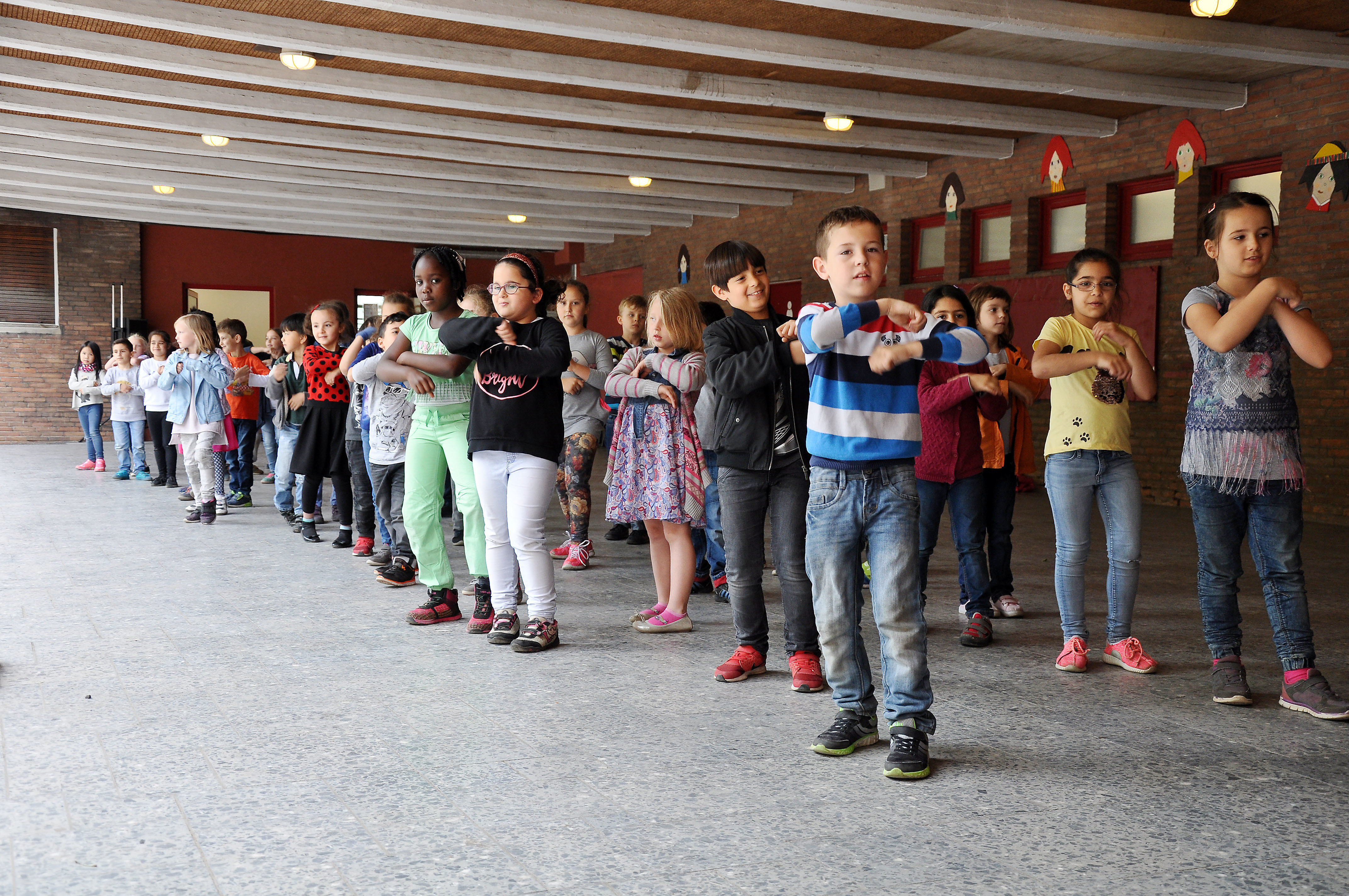 Auch Erstklässler können diszipliniert zusammen tanzen: Tanzpädagogin Wendy Weldon bringt den Fünf-, Sechs- und Siebenjährigen Körpergefühl nahe. Fotos: Hubernagel