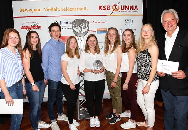 vlnr: 3. Platz Mannschaft Handball Damen A-Jugend Königsborner SV, Dr. Klaus Berndsen (Stifter, Dr. Klaus Berndsen GmbH-medical).