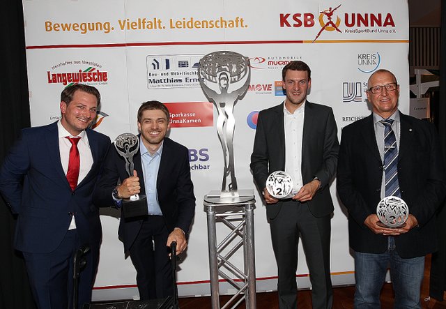 vlnr: Sebastian Eckei (Stifter, Langewiesche Fleischwaren GmbH), Denis Schmitz (Sportler des Jahres 2016), Nils Klems (2. Platz), Joachim Seiffert (3. Platz).