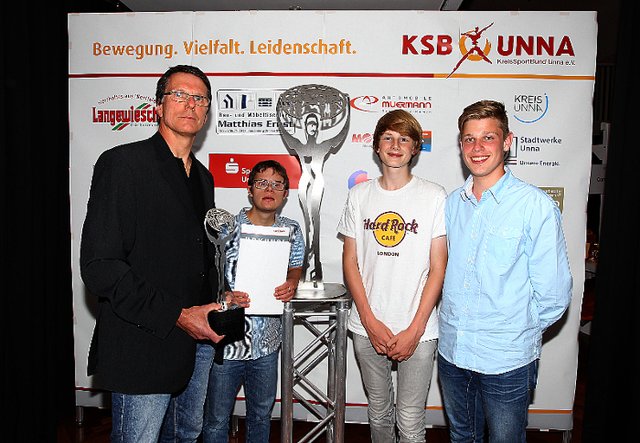 vlnr: Gewinner Sportsozialpreis JSG Unna/Billmerich (Initiative Down-Syndrom).