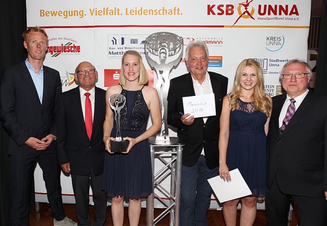vlnr: Jonas Reckermann (Moderator), Manfred Weidemann (stellv. Bürgermeister Kamen), Samantha Thomas (Radpolo Mannschaft des Jahres 2016), Dr. Klaus Berndsen (Stifter, Dr. Klaus Berndsen GmbH-medical), Lisa Schelkmann (Radpolo Mannschaft des Jahres 2016), Martin Kusber (SSV Kamen).