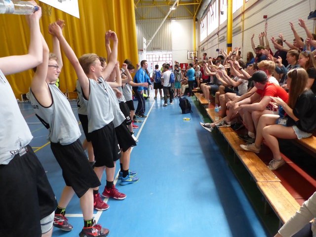 Party im Kabinengang: Die DBG-Schüler feierten ihre erfolgreichen Athleten.