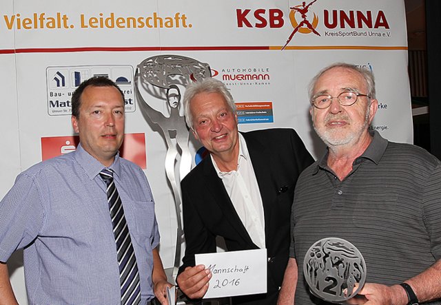 l+r: 2. Platz Mannschaft Bogen Recurve BSC Bergkamen, Mitte: Dr. Klaus Berndsen (Stifter, Dr. KlausBerndsen GmbH-medical).