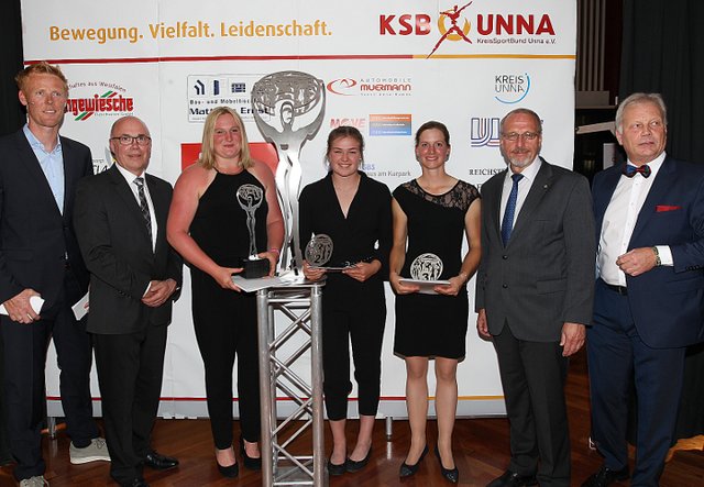 _: vlnr: Jonas Reckermann (Moderator), Matthias Fischer (Stifter, Unnaer Kreis- Bau- u. Siedlungsgesellschaft mbH), Julia Ritter (Sportlerin des Jahres 2016), Jule Hake (2. Platz), Sophie Leube (3. Platz), Roland Schäfer (Bürgermeister Bergkamen), Klaus Stindt (Vorsitzender KSB Unna).