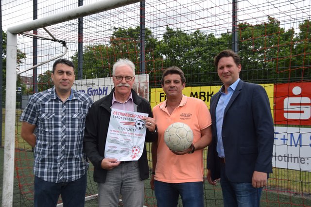Haben den ersten Betriebscup organisiert (von links): Nurettin Ünsal (SC Velbert), Michael Bösebeck (Abteilungsleiter Sport- und Betriebsmanagement bei der Stadt Velbert), Antonio Montero (SC Velbert) und Olaf Knauer (Geschäftsführer Velbert Marketing GmbH).
Foto: Dabitsch