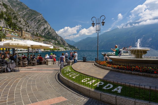Zentraler Platz an der Uferpromenade