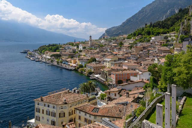 Limone mit Blickrichtung nach Süden; unten rechts die Reste eines ehemaligen Treibhauses