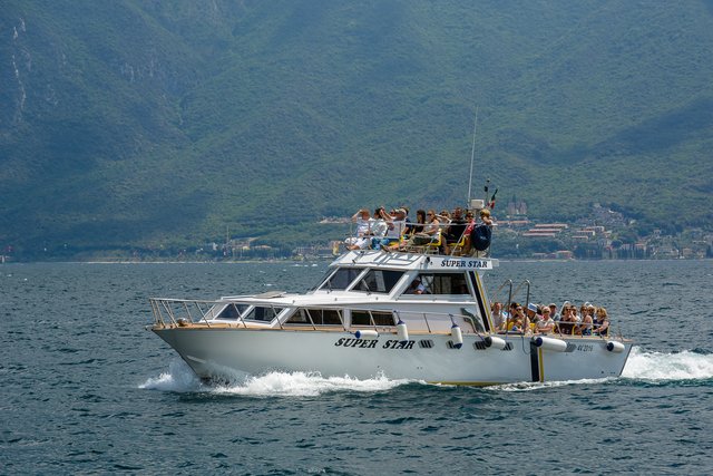 Diese Kajütboote fahren als Fähren im Pendelverkehr zwischen Malcesine und Limone quer über den Gardasee