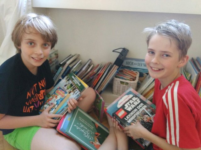 Auch für Kinder ist die Tauschbörse interessant - Gelesenes kann abgegeben werden, etwas Neues kann ausgesucht werden. Josch und Lucas (rechts) gucken ihre Bücher durch.