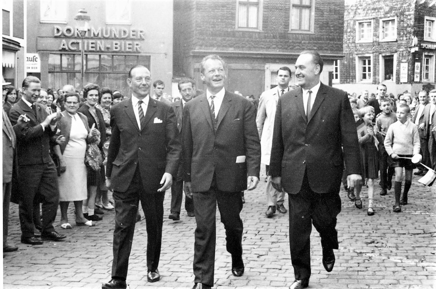 Auf einer Bundestagswahlveranstaltung am 17.September 1965 auf dem Hattinger Untermarkt: v.l. Willi Brückner, Bürgermeister der Stadt Hattingen, Willy Brandt, SPD-Vorsitzender und SPD-Spitzenkandidat Willi Michels, MdB für den EN-Kreis. Foto: Stadtarchiv Hattingen