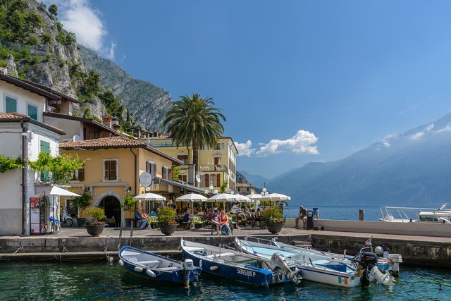 Am kleinen Hafen von Limone