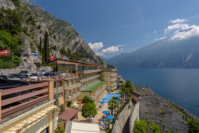 Blick entlang einiger Hotels nach Norden; unten rechts wieder Reste früherer Treibhäuser
