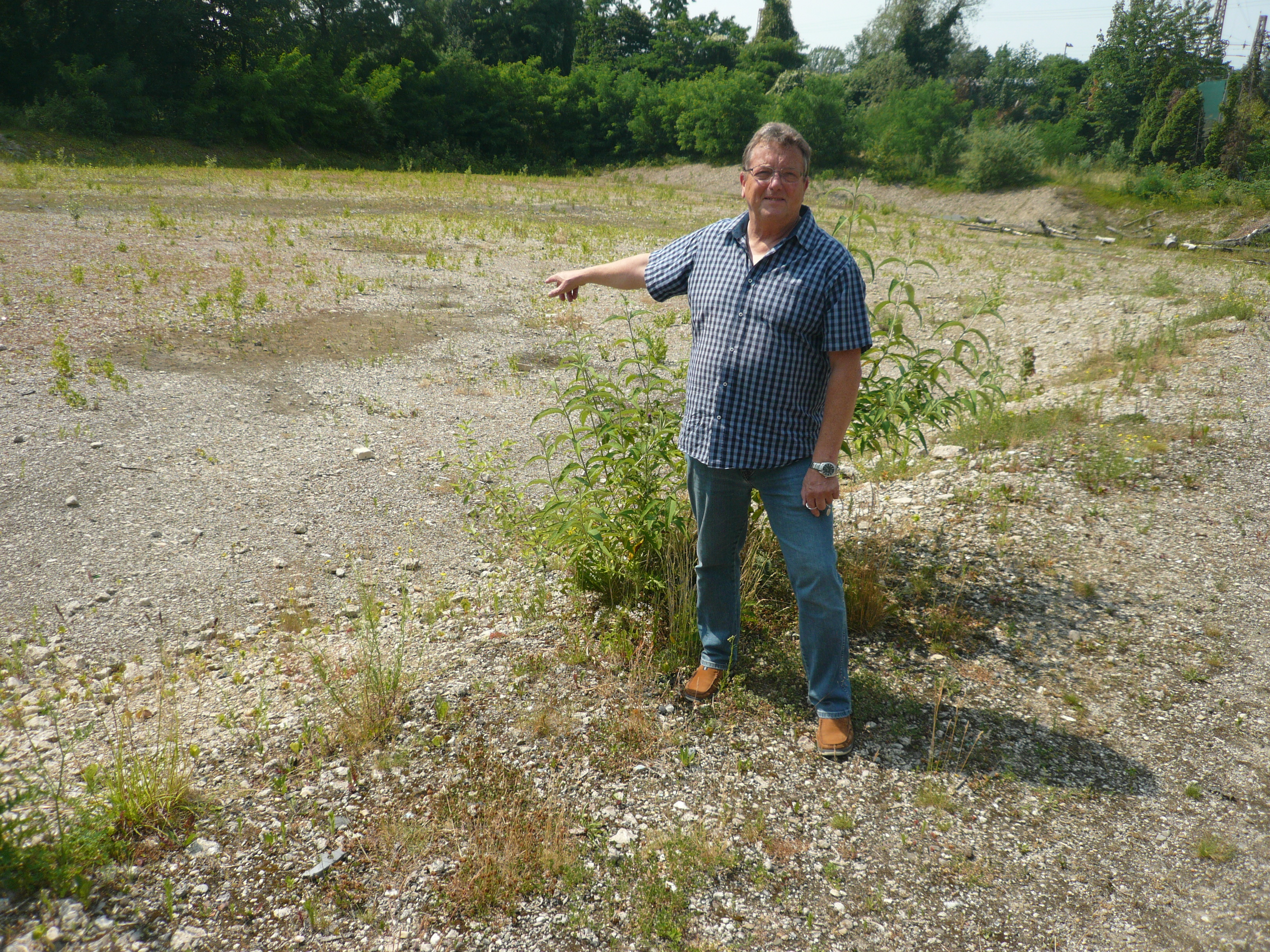 Seit 2013: Die Ex-Oase - eingezäunter Krater! Bald sollen die Bagger anrollen...Klaus Persch, Bezirksbürgermeister, hofft auf schnelle Stadtentscheidung. Foto: Schattberg