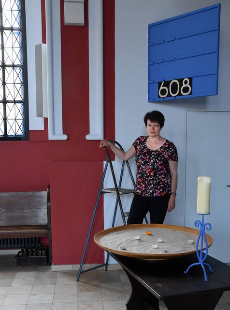 Die ursprüngliche Farbgebung des Innenraumes war nach dem Krieg übermalt worden. Zwar wurde sie Anfang der 1980er Jahre wiederhergestellt, aber mit Latexfarben gerollt. Erst jetzt wurden wieder mineralische Farben auf die Wände gebürstet. Pfarrerin Müller hat schon einmal fürs Foto die alten Täfelchen zum Anzeigen der Lieder eingesetzt.