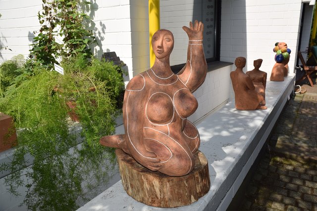 Die Nana aus Ton begrüßt die Besucher.