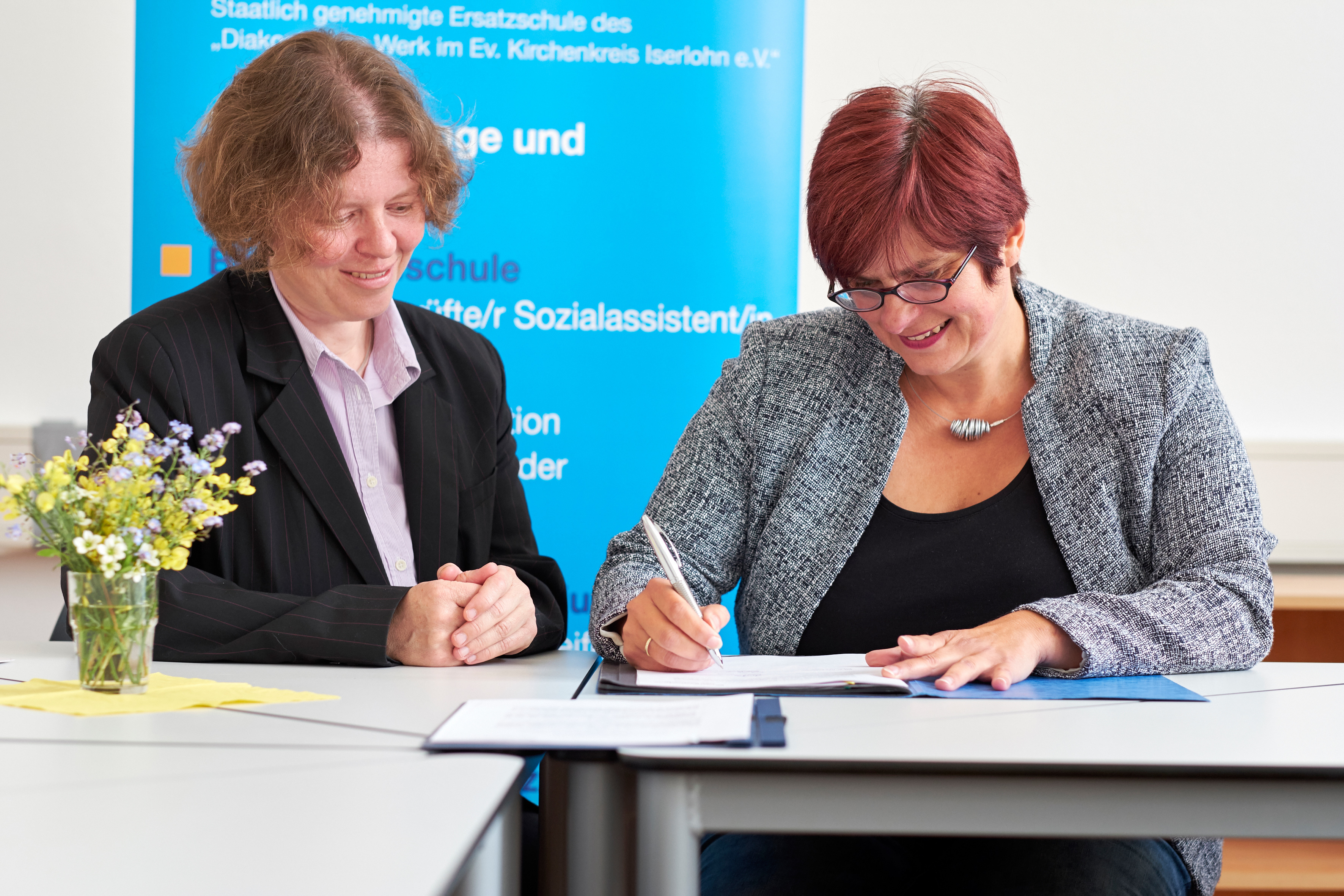 Nach zahlreichen Gesprächen und Prüfungen der Lerninhalte des Frie-derike-Fliedner-Berufskollegs haben FH-Rektorin Hilke Bertelsmann und Andrea Schumann (rechts) diesen nächsten Schritt beider evangelischer Einrichtungen vertraglich besiegelt.