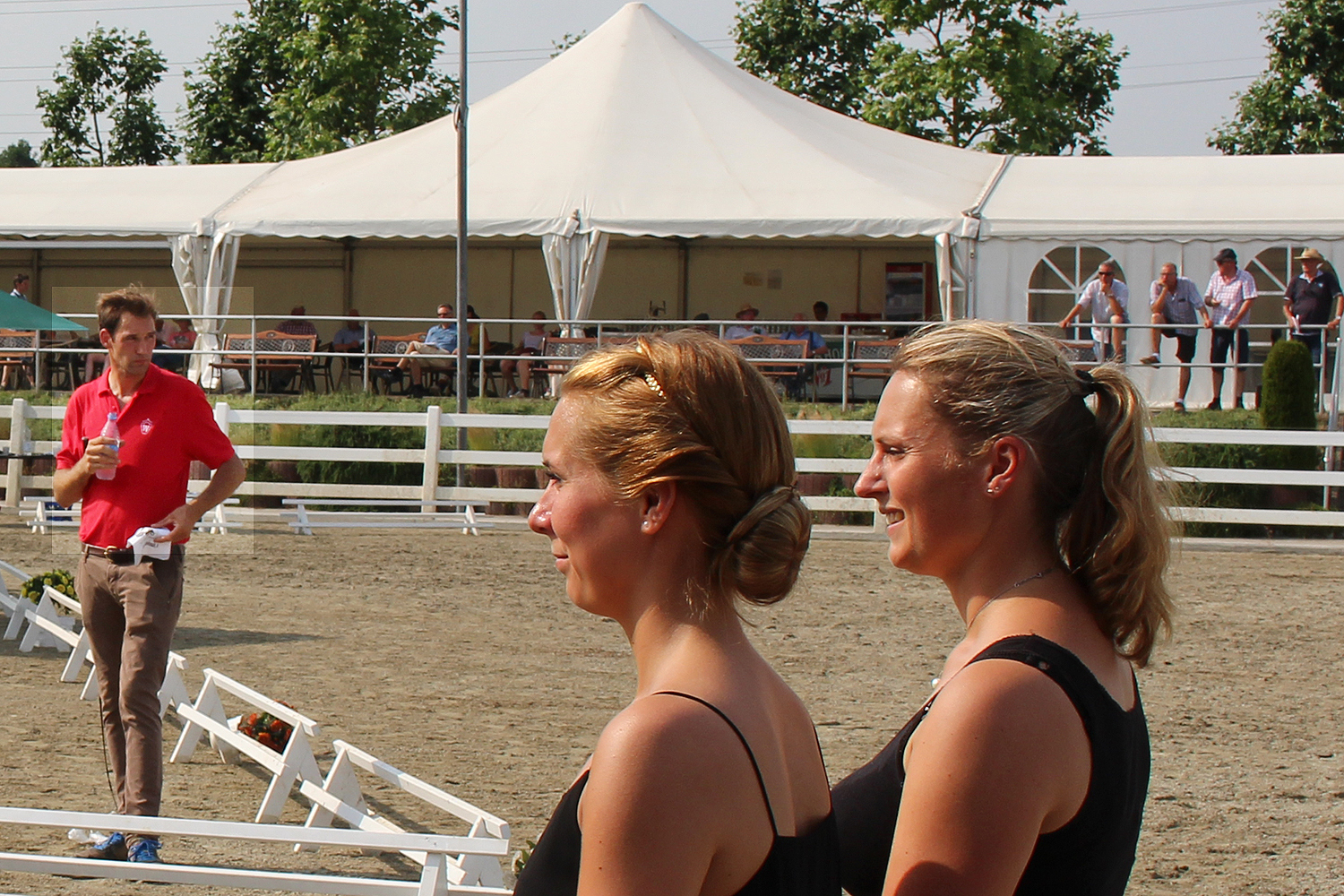 Jan Dag Wilms (Sportpferde Unna), Jennifer Liskamm und Lisa Westekemper (Marketing und Veranstaltungsorganisation Reitsportzentrum)