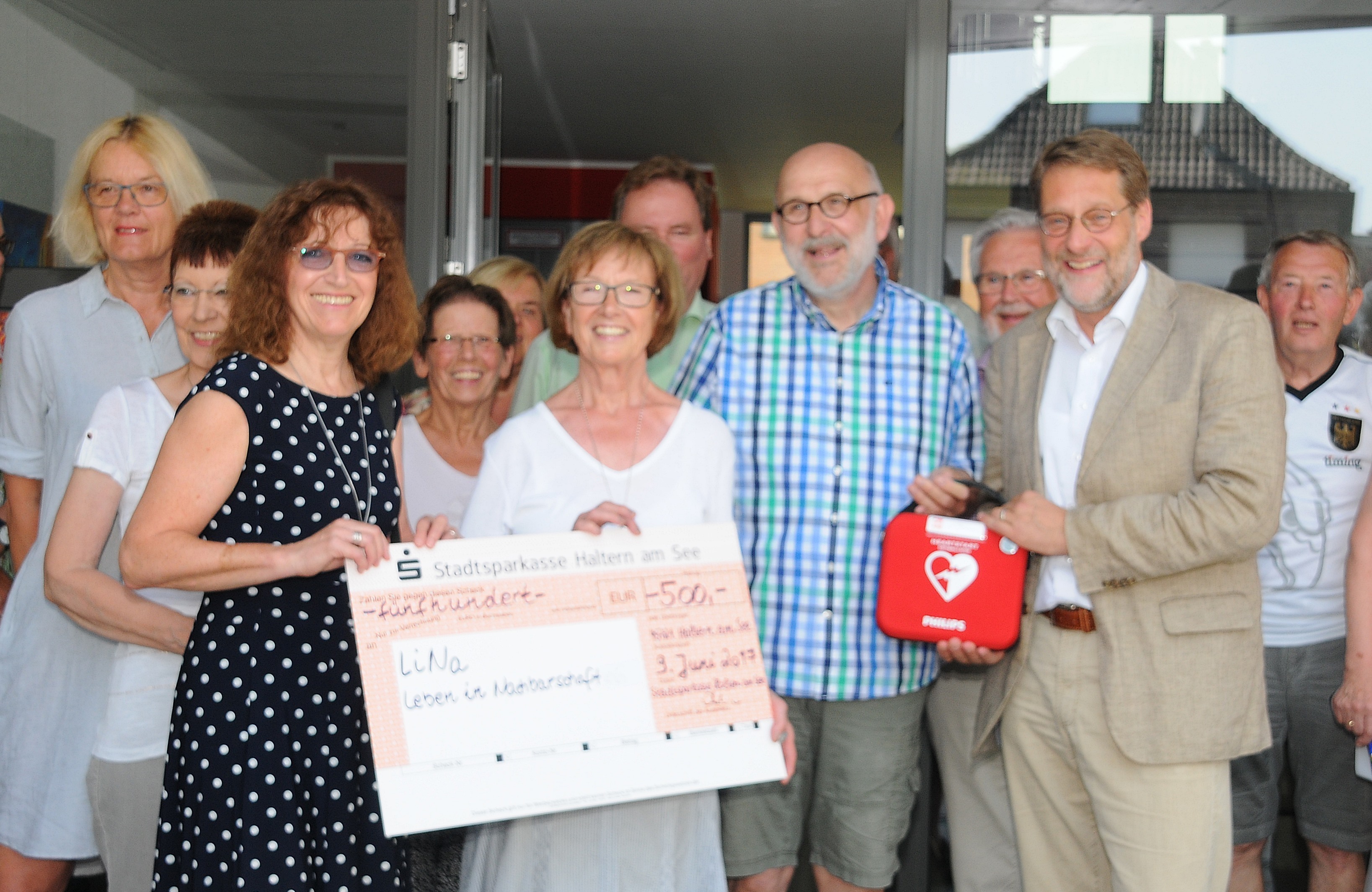 v.l.: Jutta Kuhn, Vorstandsmitglied der Halterner Stadtsparkasse, Vera Nolting, Vorsitzende vom Verein LiNa e.V., Lambertus Kleine-Stegemann. 2. Vorsitzender von LiNa e.V. und Dr. Bernhard Klocke, technischer Geschäftsführer der Stadtwerke.