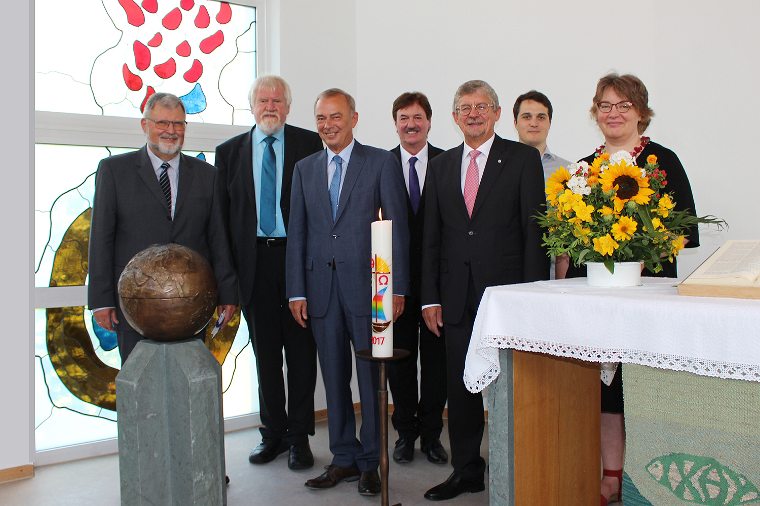 Vorstand vom Förderverein Karl Thorwarth, Präses im Ruhestand Alfred Buß, Bürgermeister Werner Kolter, Superintendent Hans-Martin Böcker, Presbyter Uwe Dräger, Pfarrer Christian Stenner und Pfarrerin Barbara Dietrich