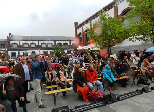 Die Zuschauer ließen sich auch vom einsetzenden Regen nicht abhalten
