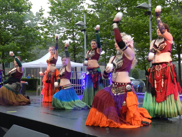 Die "Terpsichoré boten improvisierten Tribal Style Dance - bunt und exotisch