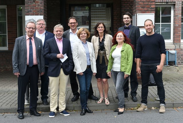 Johannes Maas (Katernberger Werbering), Siegfried Brandenburg (Schonnebecker Werbeblock), Franz B. Rempe (Werbegemeinschaft Stoppenberg), Uwe Unterseher-Herold (Geschäftsführer EBE), Margrete Meyer, Cornelia Daume (Sahle Baubetreuungsgesellschaft), Petra Leonartz, Sebastian Schwidder (PCG) und Paul Hendricksen (v.l.) sprachen über die Zukunft von Bezirk VI.